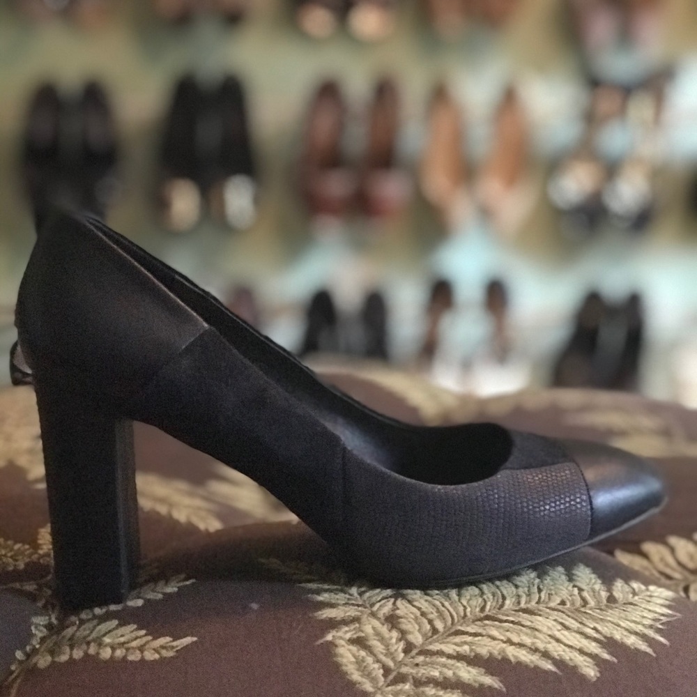 Tahari Elroy multi patterned navy pumps